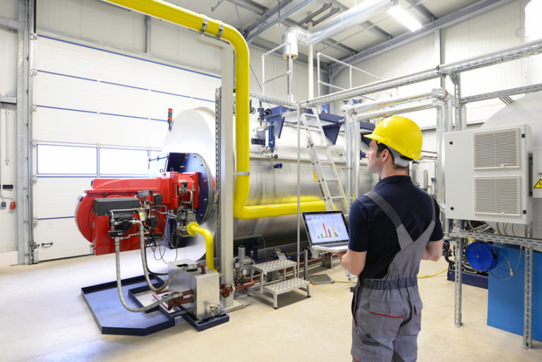 Ingenieur bedient Maschine